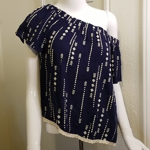 Everly navy cold shoulder top size medium, EUC - Picture 6 of 9
